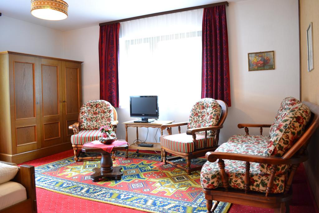 Pension Waldrast Ehenbichl Ruang foto